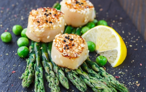 Scallops on a bed of asparagus with lemon
